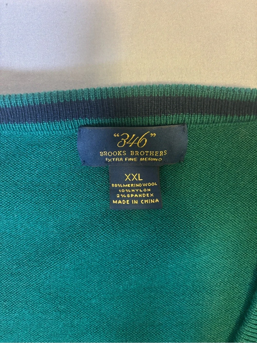 Brooks Brothers Men's V-Neck Sweater in Green. Navy Logo Size XXL Merino Wool